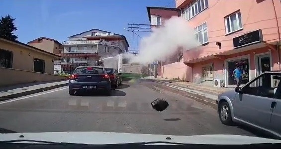 Otobüste büyük panik! Su borusu bomba gibi patladı