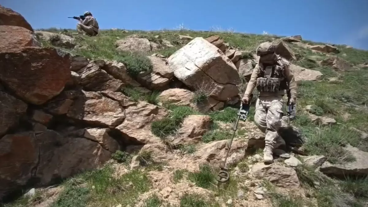 Bitlis'te terör örgütüne darbe! Toprağa gömülü halde buldular