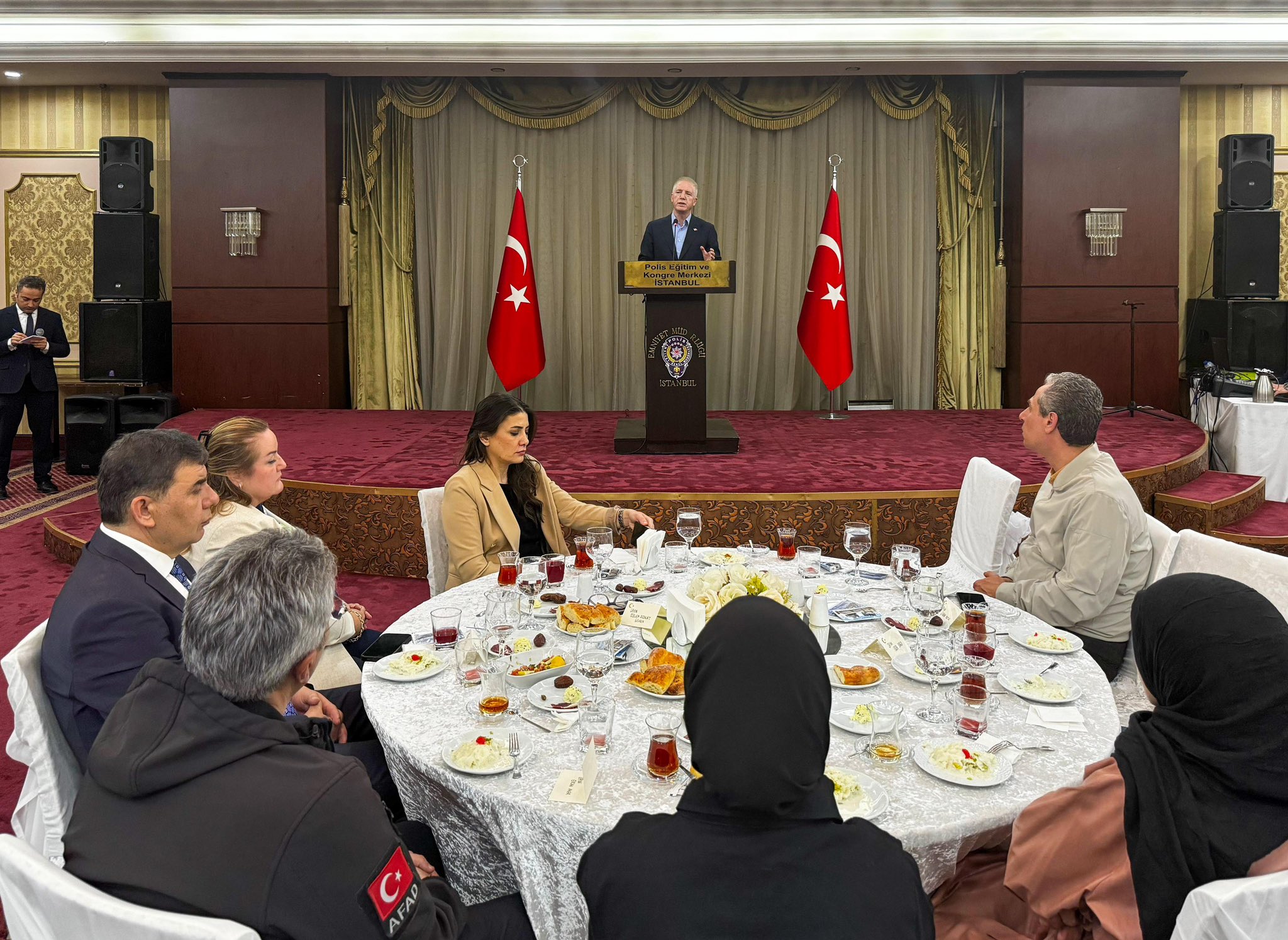 İstanbul Valisi Gül, kentteki Gazzelilerle iftar sofrasında buluştu