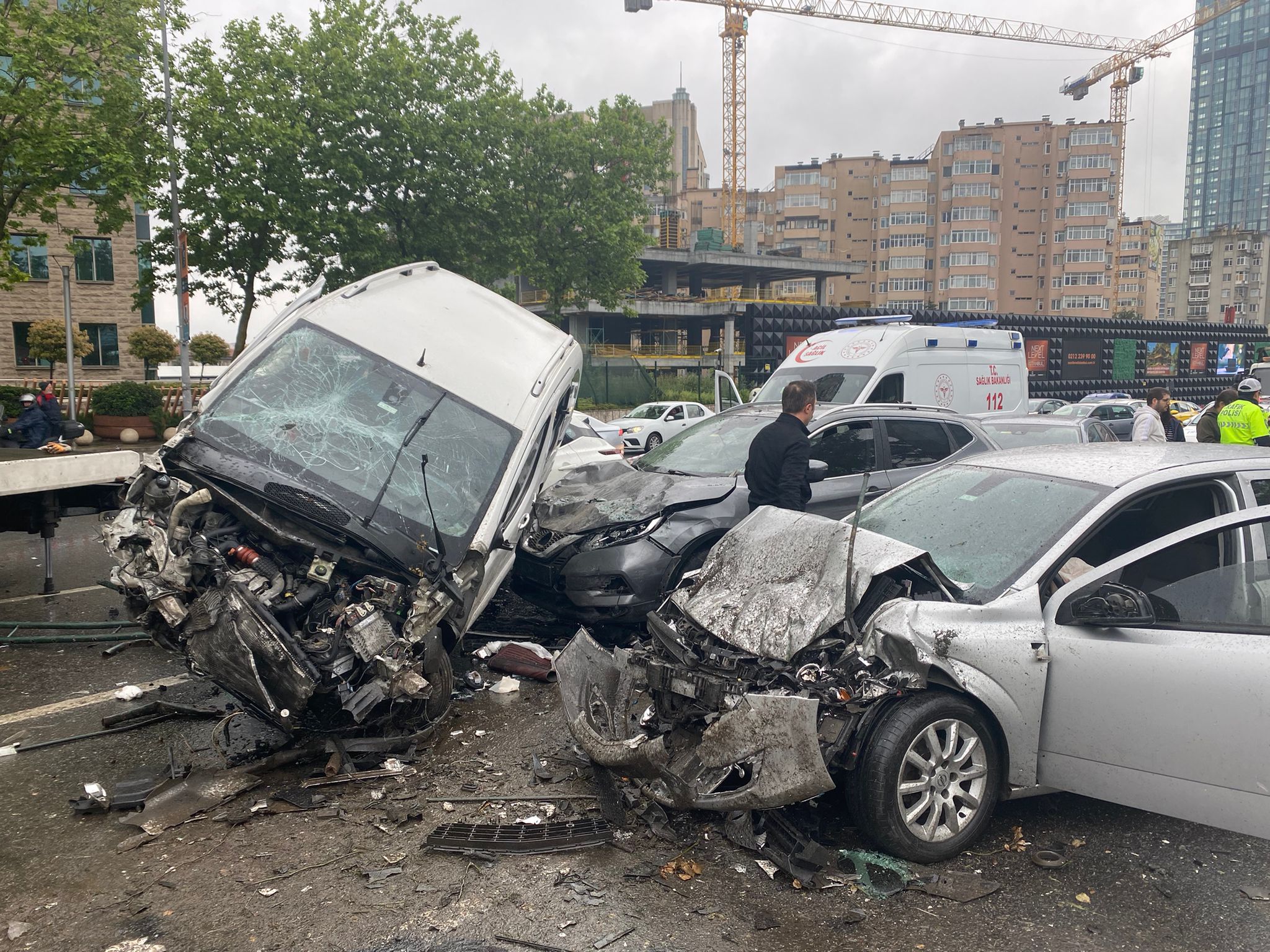 Beşiktaş'ta can pazarı: 7 araç birbirine girdi