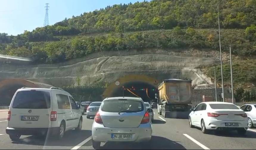 Kuzey Marmara Otoyolu'nda meydana gelen kaza trafiği felç etti