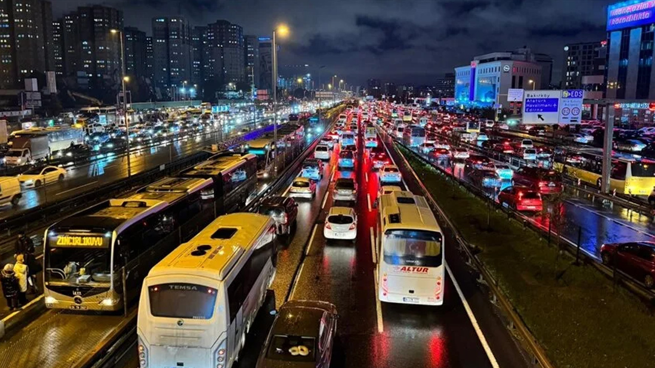 İstanbul'da trafik yoğunluğu: Araçlar durma noktasına geldi