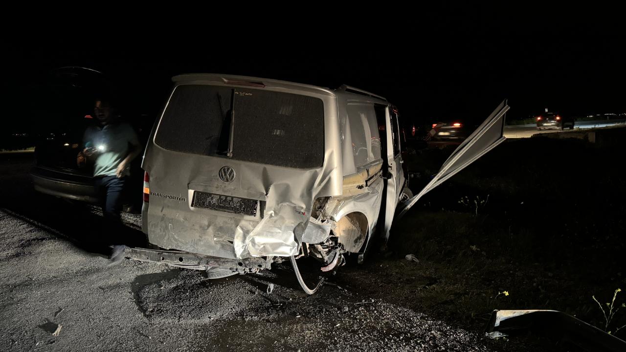 Diyarbakır'da otomobil ile kamyonet çarpıştı: 13 yaralı