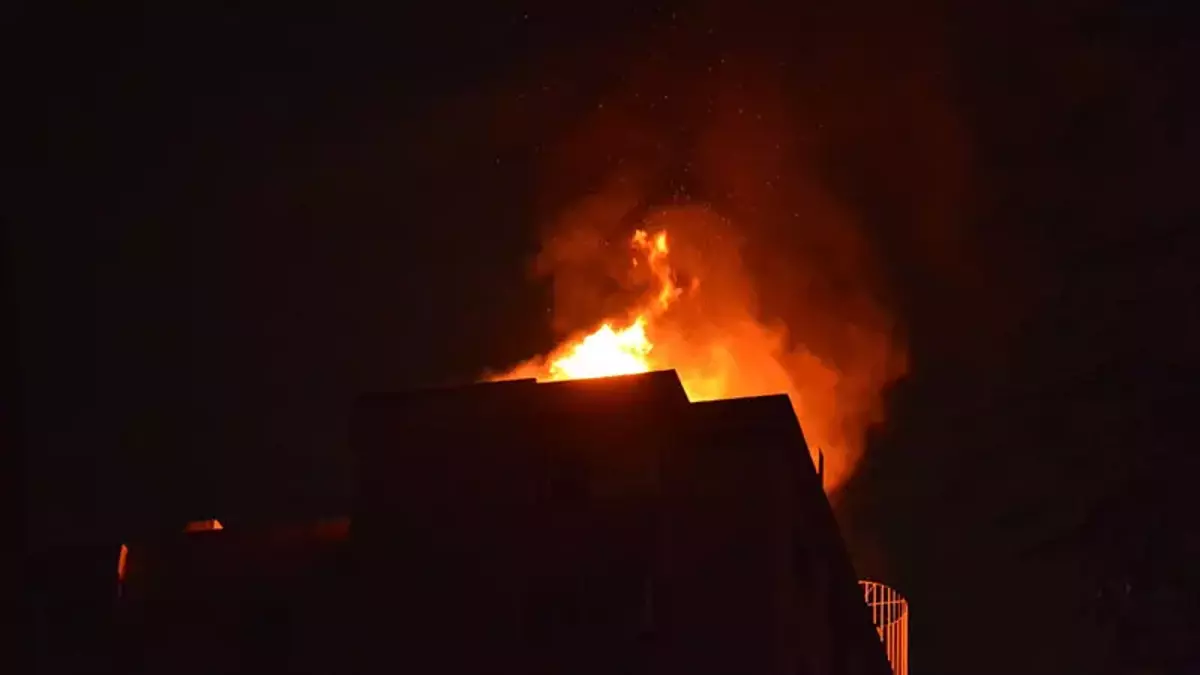Kadıköy'de metruk binanın çatısı alev alev yandı
