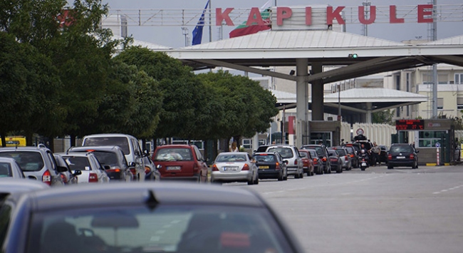 Sınır kapılarındaki yolcu trafiği arttı