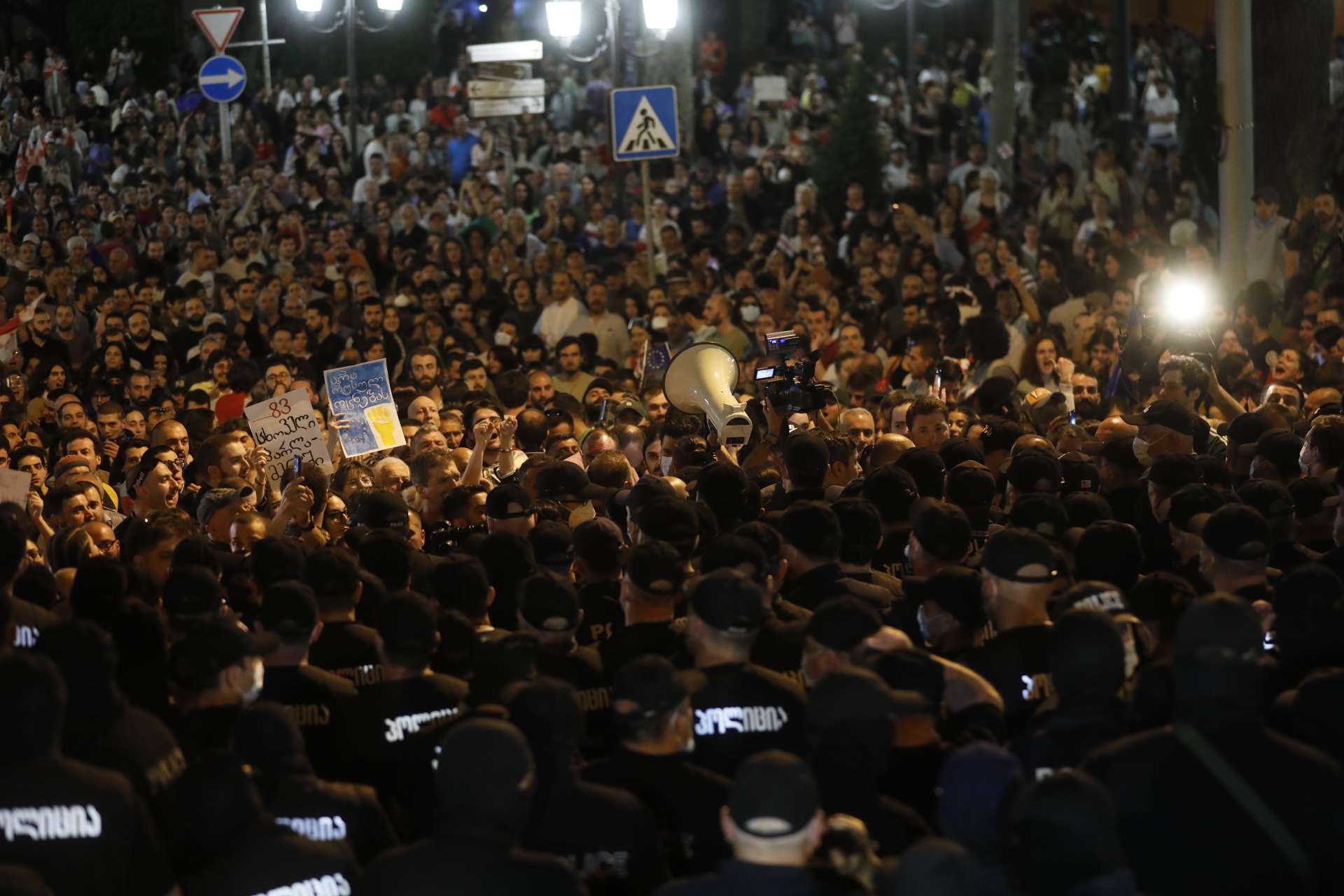 Gürcistan'da binlerce kişi sokağa çıktı! Yasa tasarısı protesto ediliyor