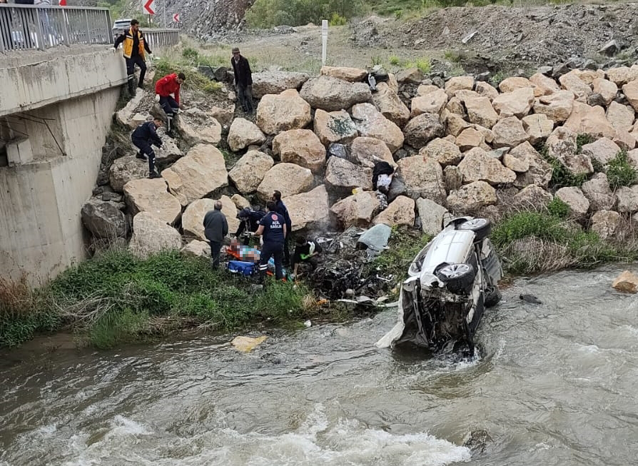 Erzincan'da otomobil dereye devrildi: 1 kişi öldü, 1 kişi yaralandı