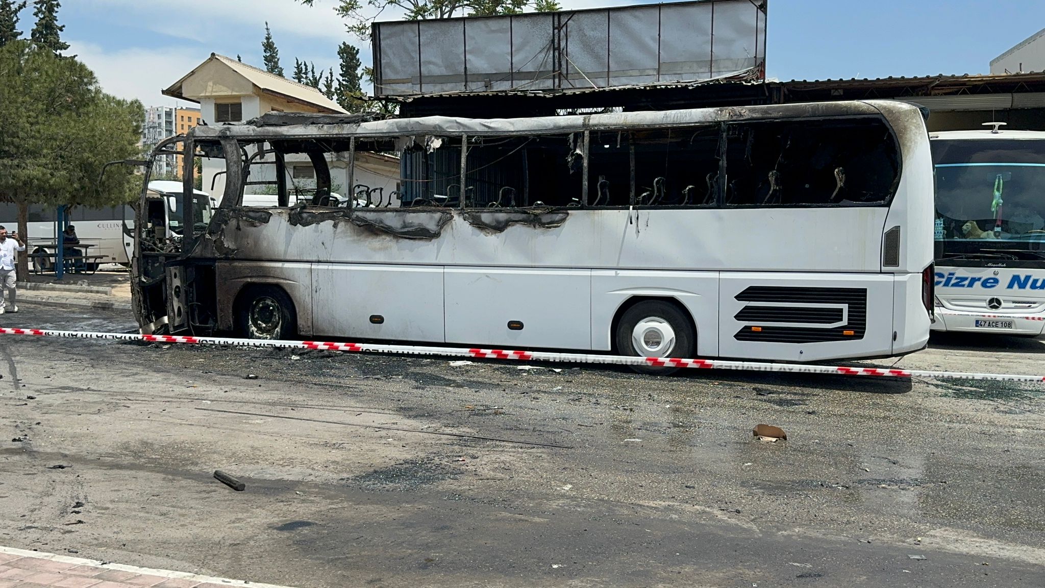 Antalya'da bir otobüs çıkan yangında kullanılamaz hale geldi