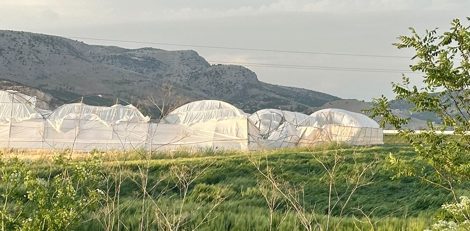 Burdur'da şiddetli rüzgar etkili oldu: Seralar zarar gördü