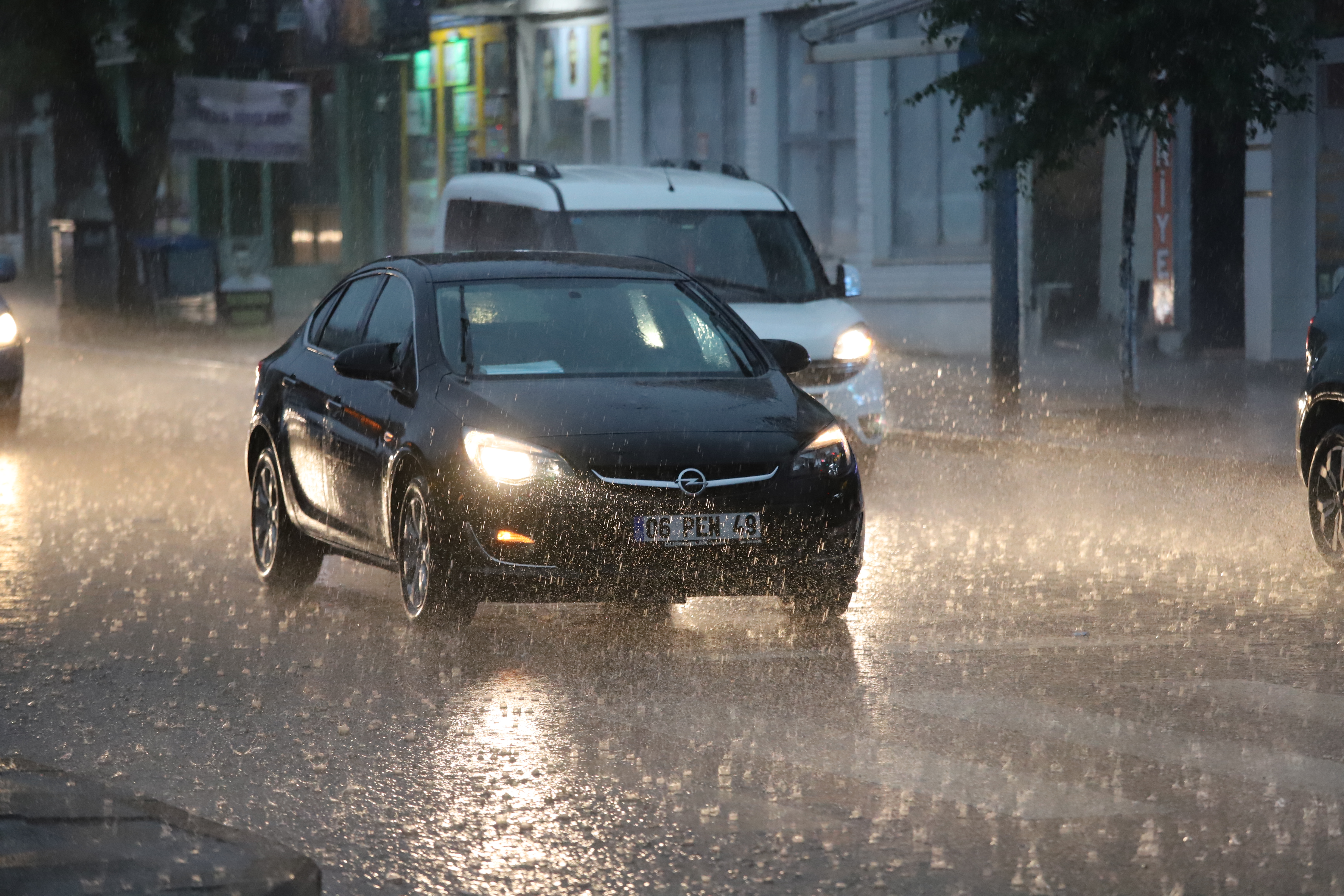 Kars ve Erzurum'da sağanak ve dolu etkili oldu