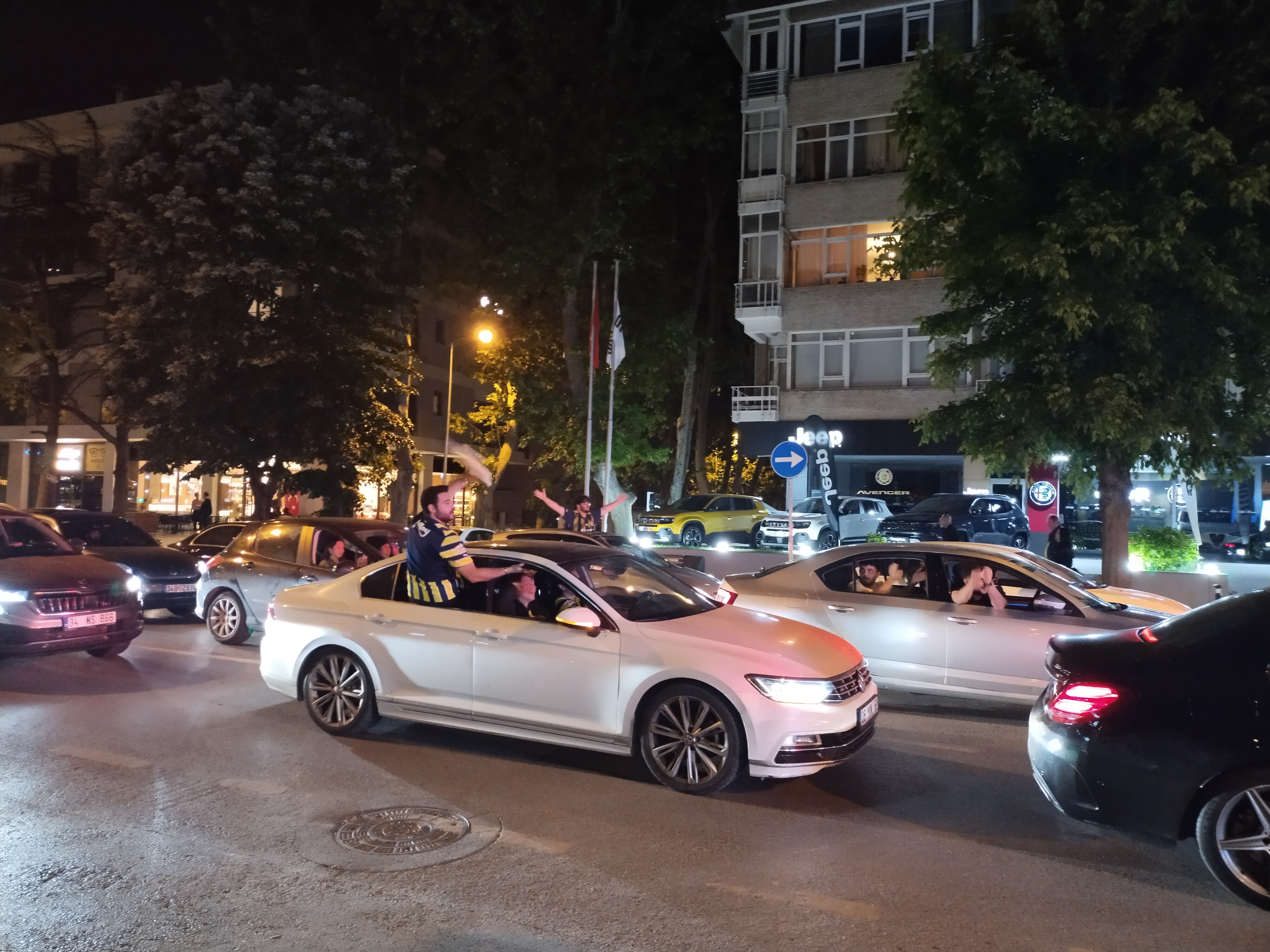 Derbi galibiyetini taraftarlar Bağdat Caddesi'nde kutladı