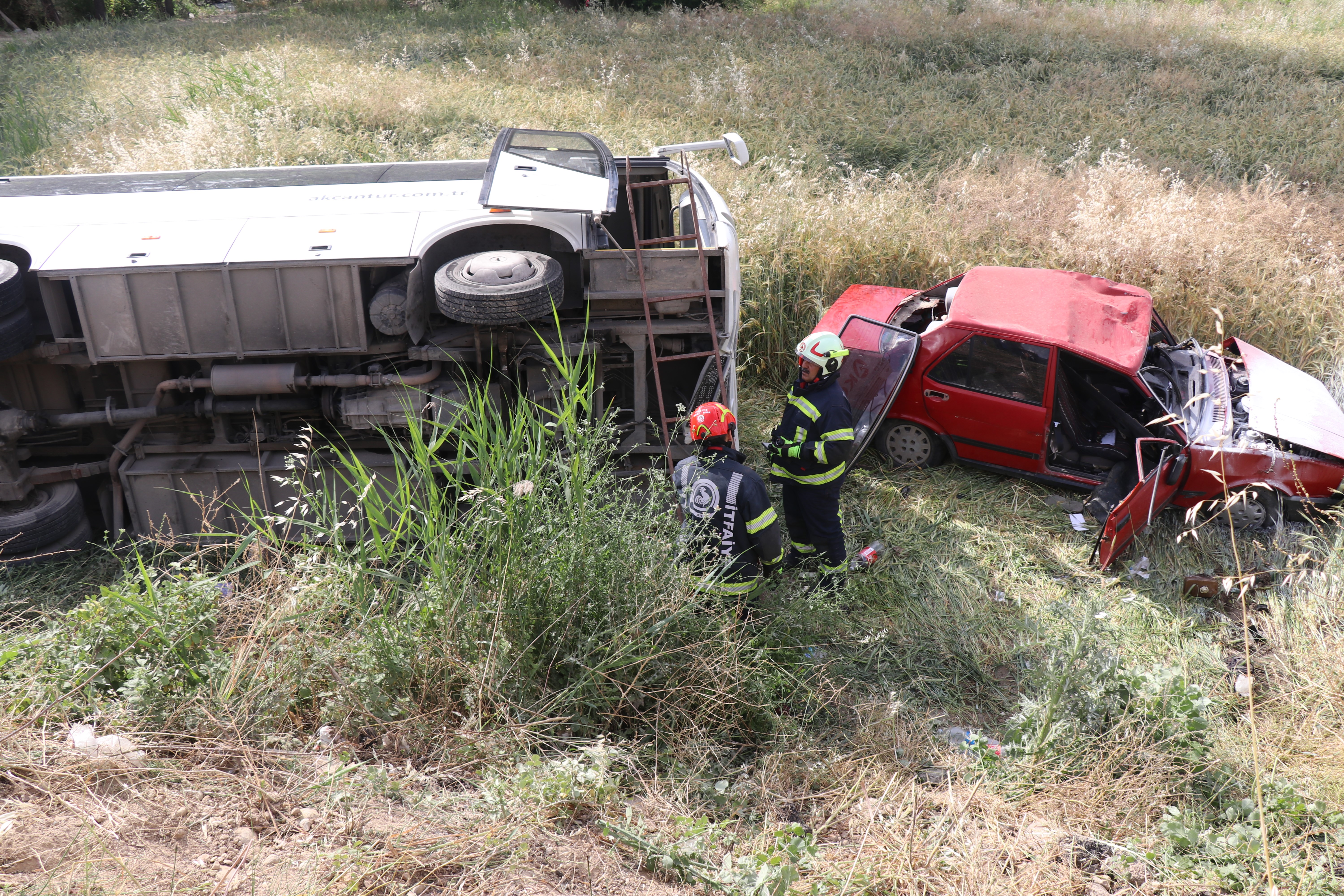 U dönüşü yapmak isteyen otomobil servis aracıyla çarpıştı: 6 yaralı