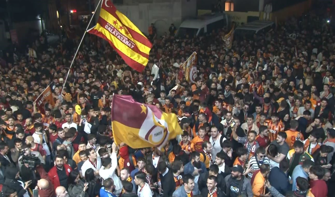 Galatasaraylı taraftarlar şampiyonluğun ardından Taksim’e akın etti