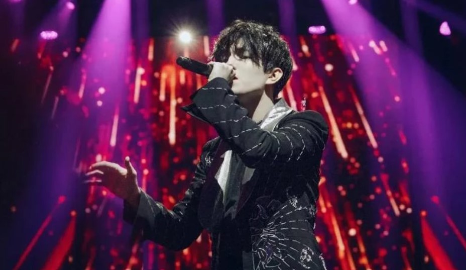 Dimash Qudaibergen sahnede 30. yaşını kutladı