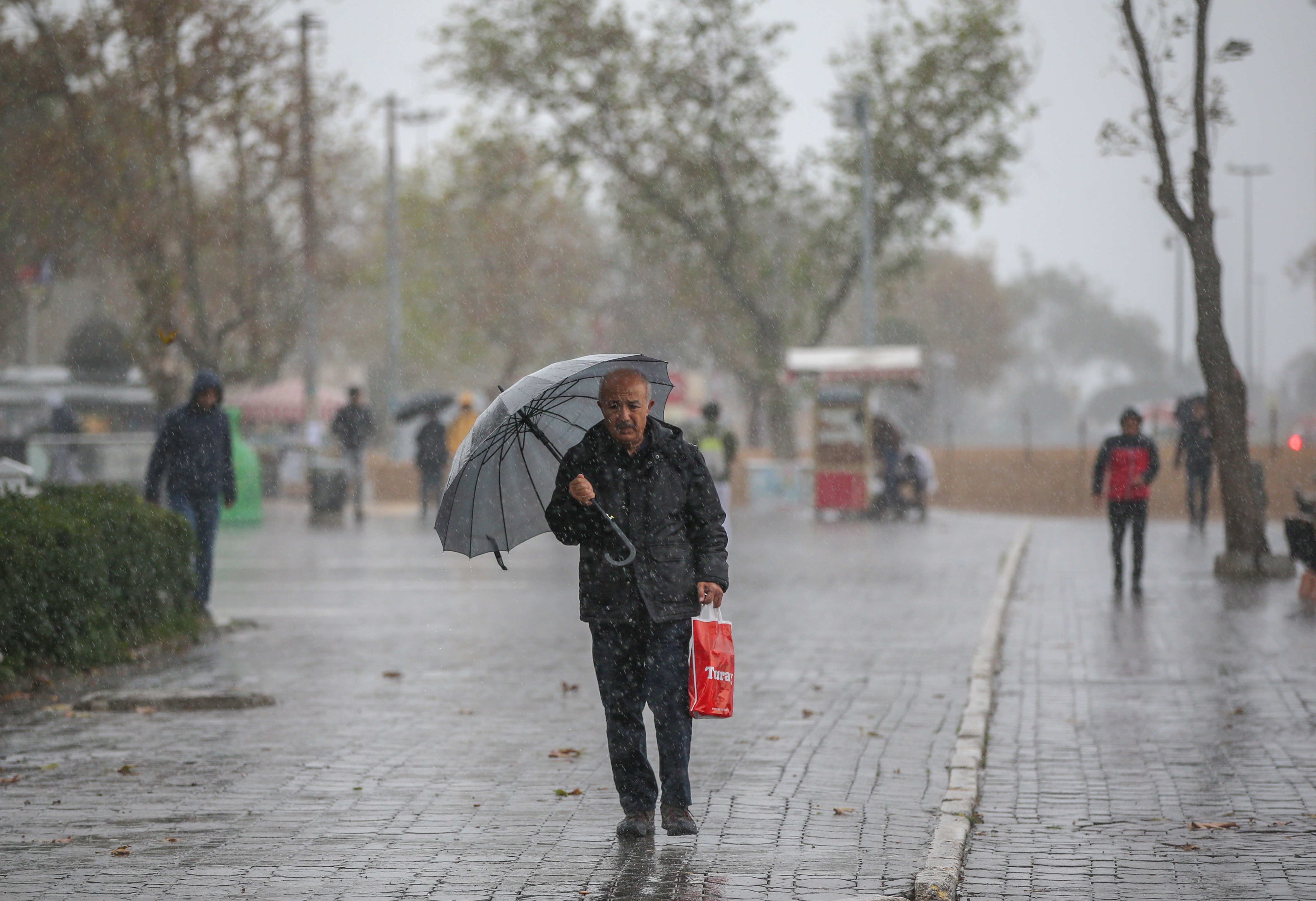 Meteoroloji'den 17 il için sarı ve turuncu kodlu uyarı: Gök gürültülü sağanak geliyor