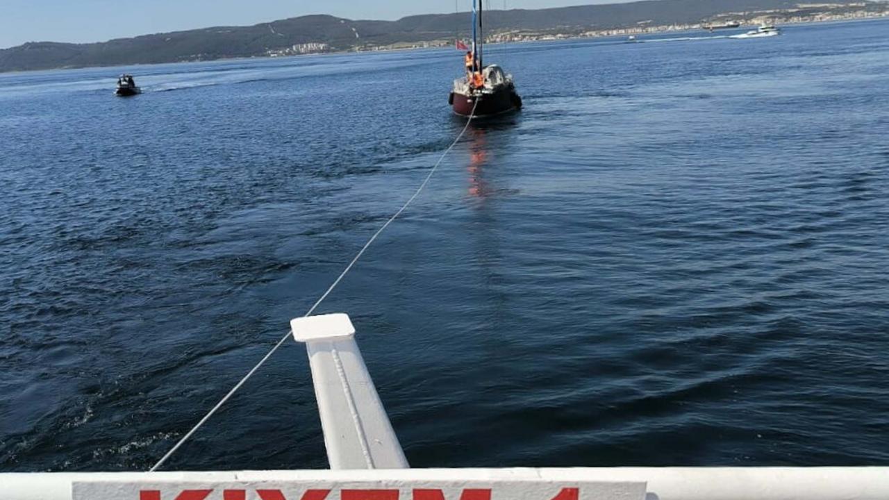 Çanakkale Boğazı'nda arızalanan tekne kurtarıldı