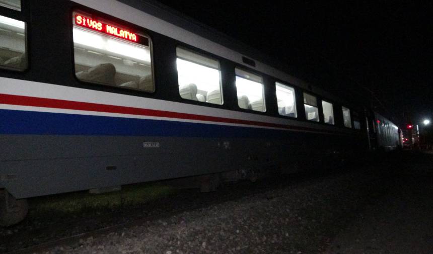 Malatya'da feci kaza: Trenin altında kalan otomobilin sürücüsü hayatını kaybetti