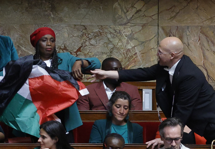 Fransa parlamentosunda bir milletvekili daha Filistin bayrağı açtı