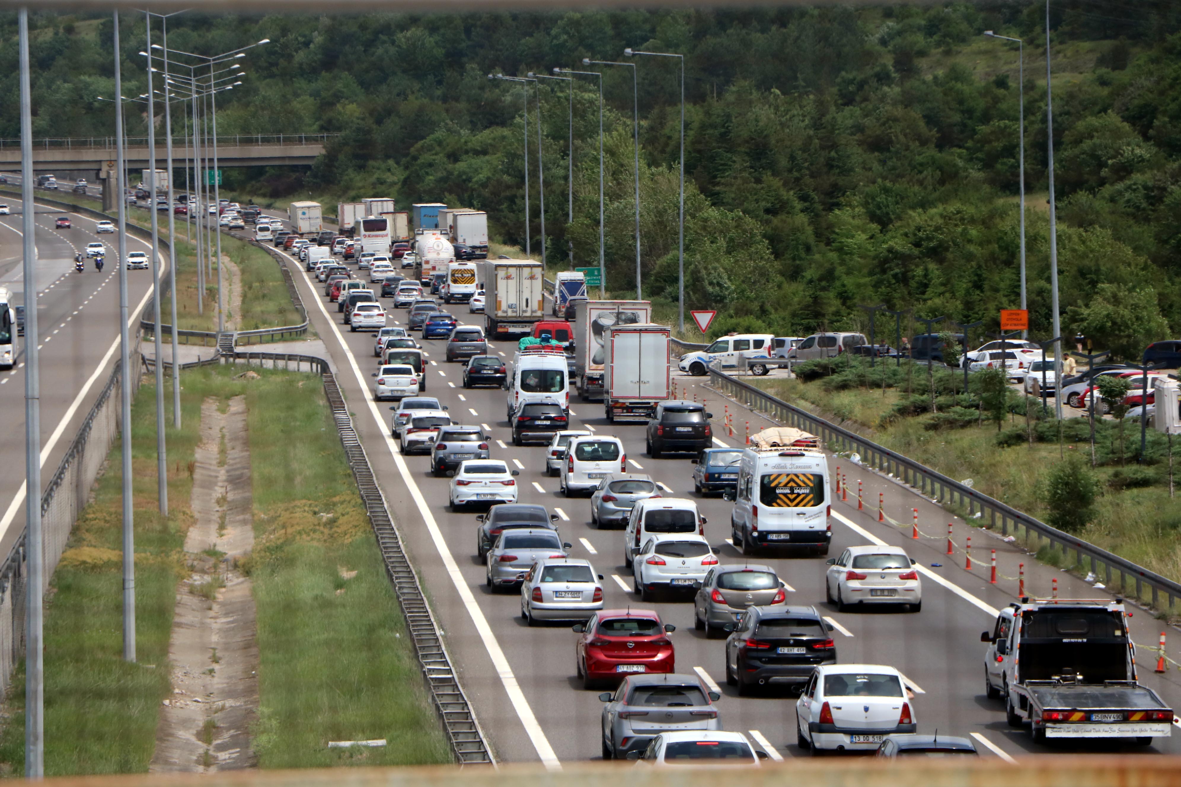 Türkiye'de tatil trafiği! Yollar, havalimanları, otogarlar doldu taştı...