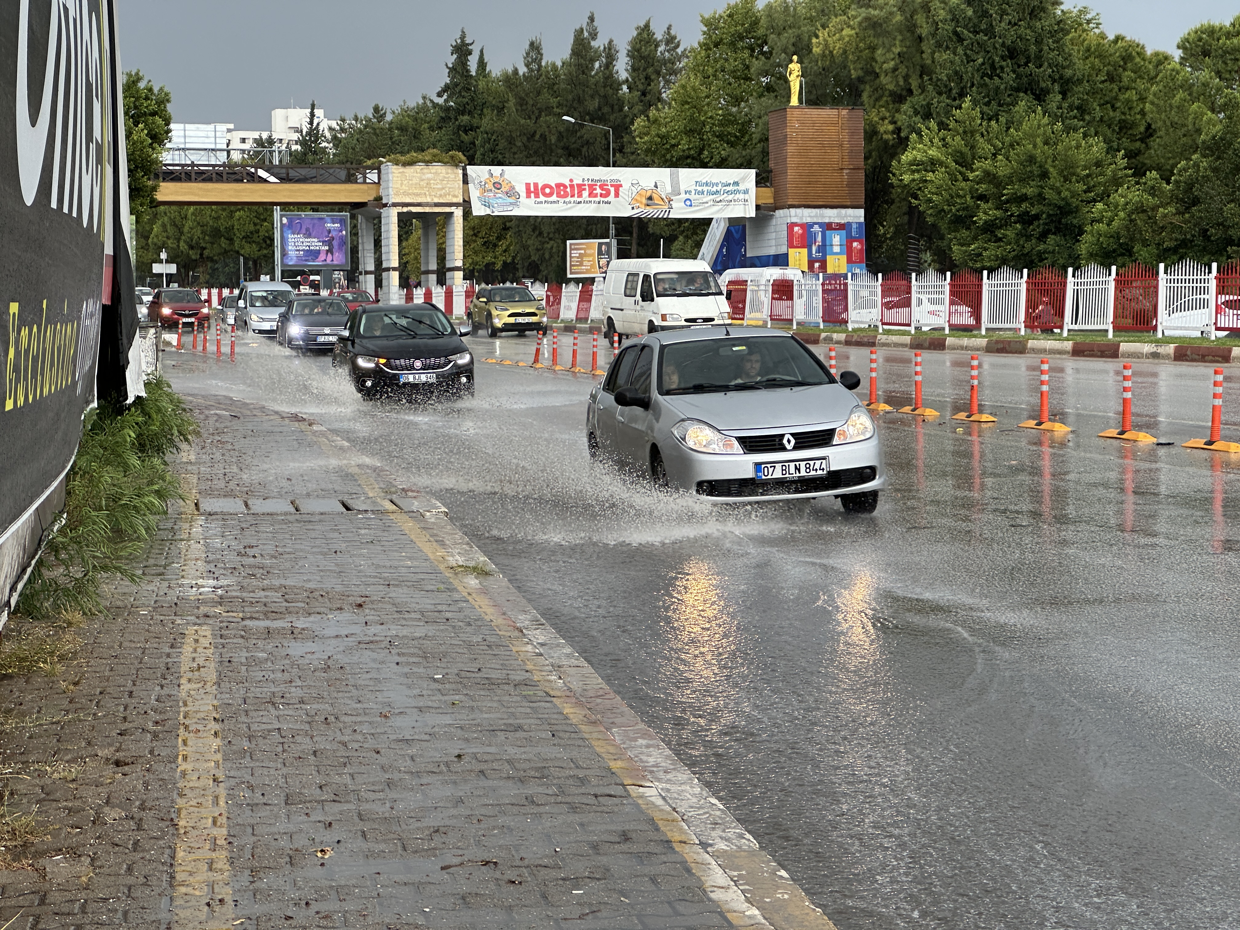 Antalya'da yağış ve fırtına etkili oldu