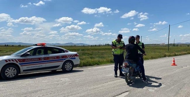 Jandarma ekiplerinin trafik denetimlerinde bir ayda 3 milyon 774 bin TL ceza yazıldı