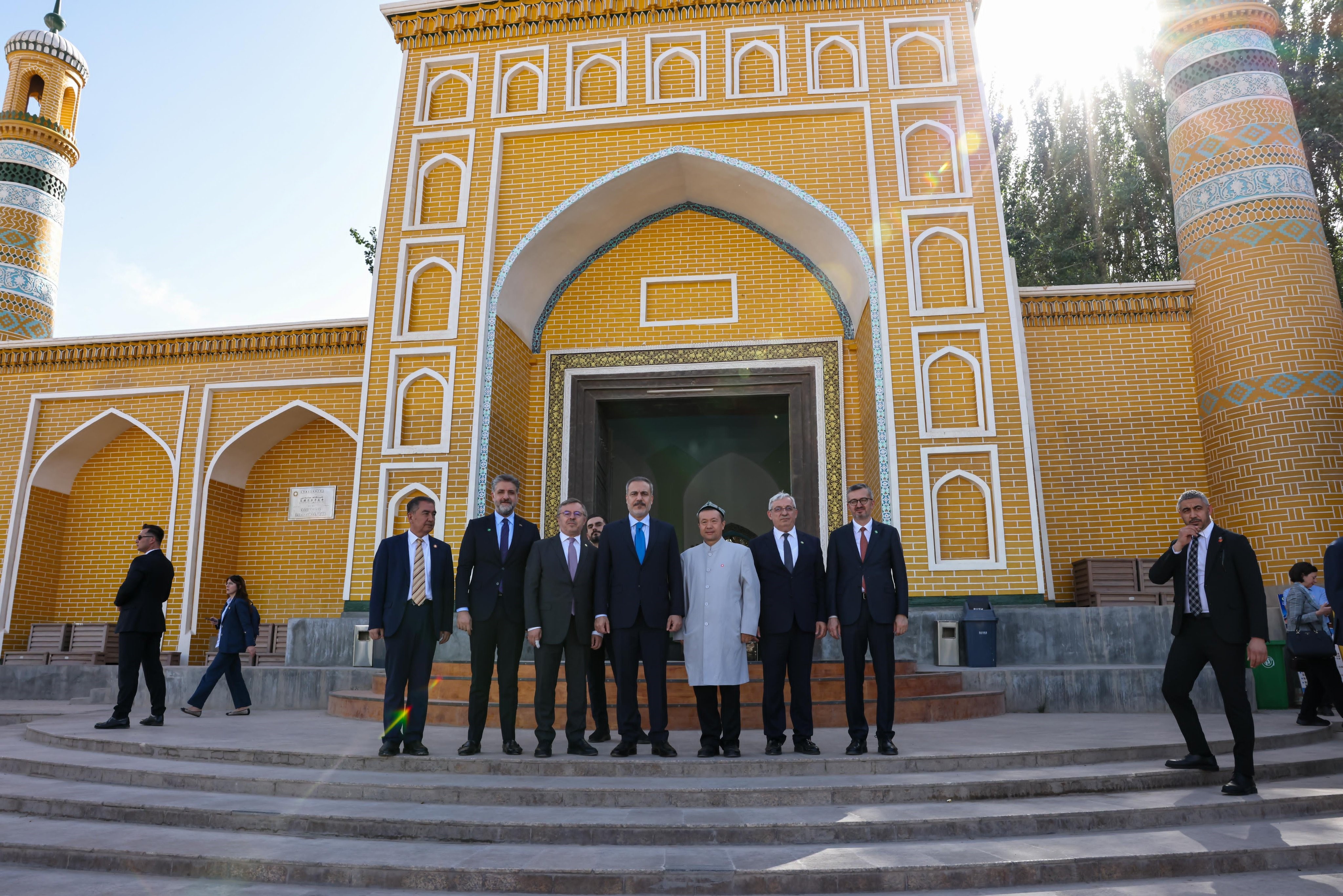 Dışişleri Bakanı Fidan, Yusuf Has Hacib Türbesi’ni ve Id Gah Camii’ni ziyaret etti