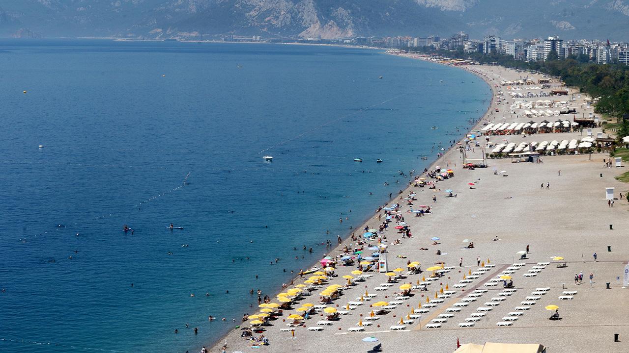 Antalya 41 dereceyi gördü: Vatandaşlar denize koştu