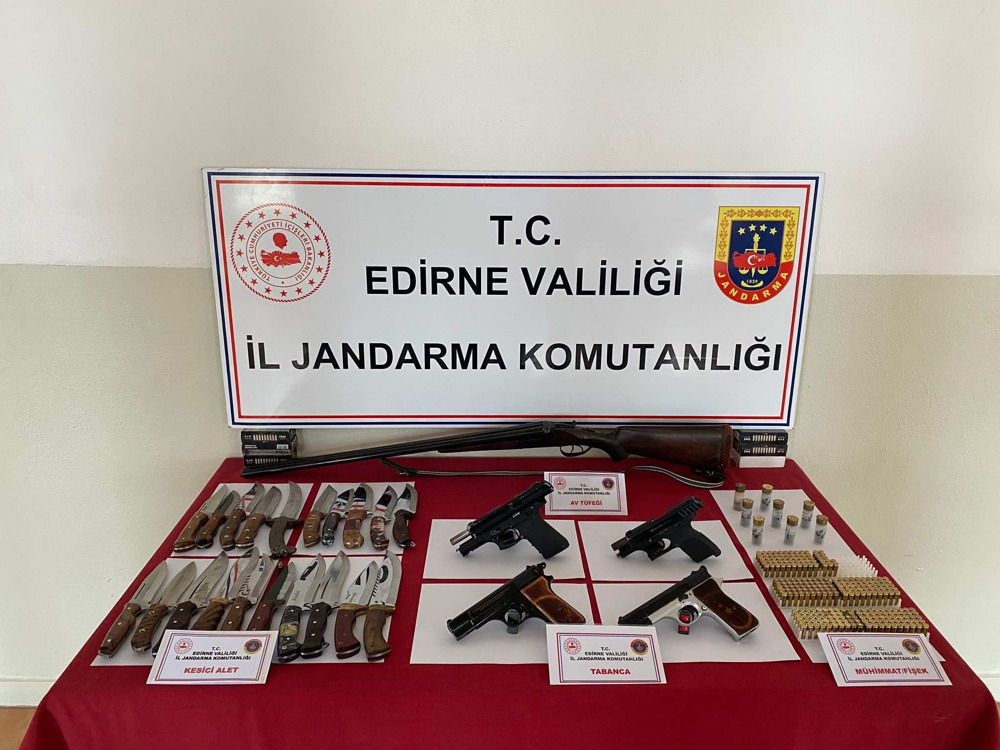 Edirne'de 4 tabanca, 1 av tüfeği ve 23 kasatura ele geçirildi