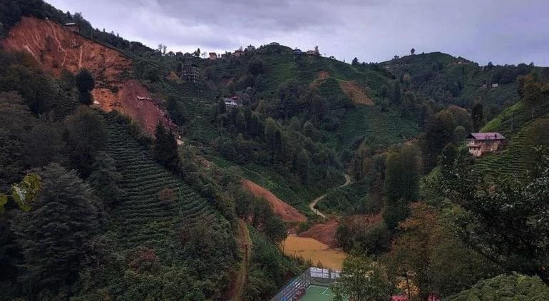 Rize'de heyelanda 2 ev toprak altında kaldı