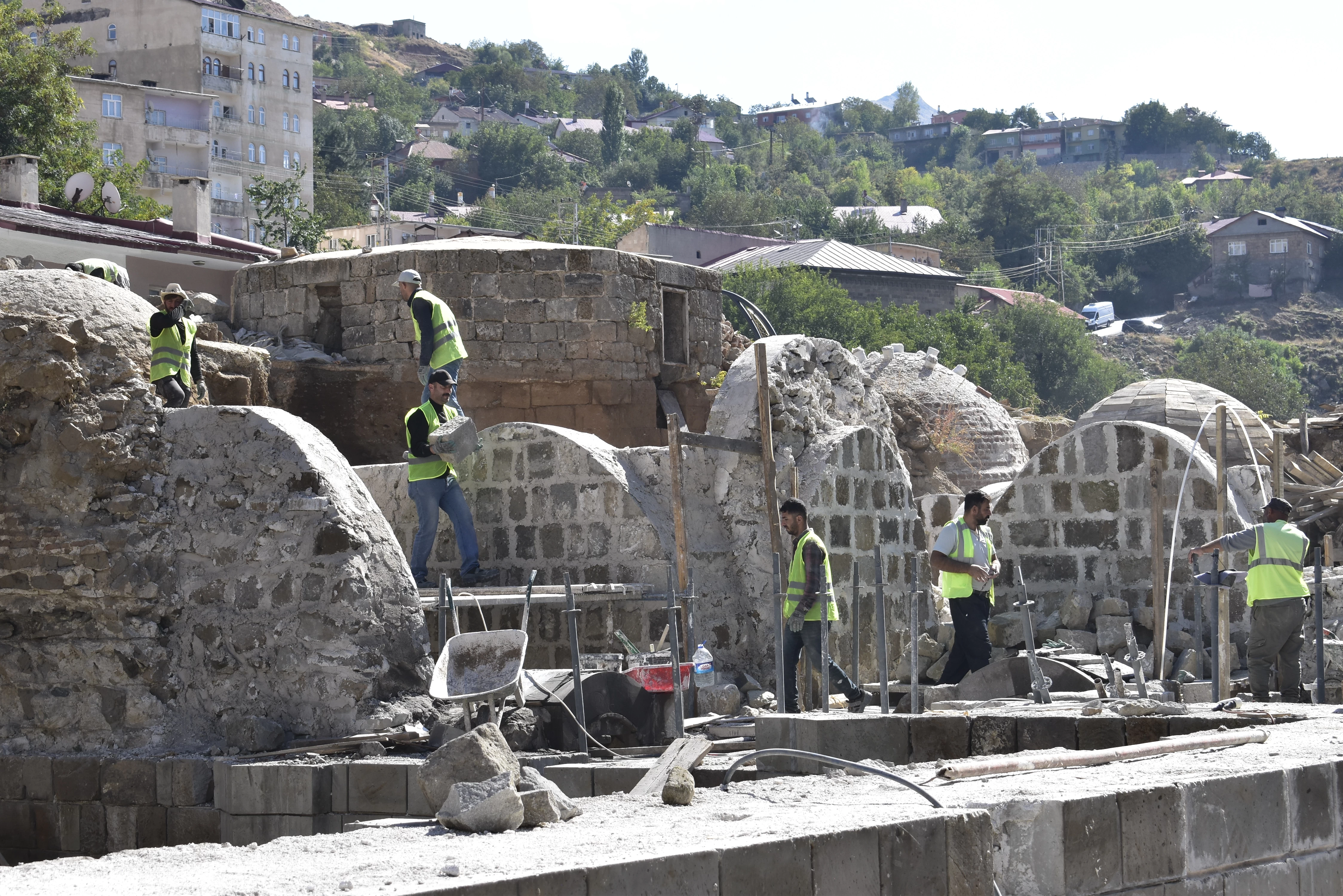 Bitlis'teki tarihi han, hamam ve caminin restorasyonu sürüyor