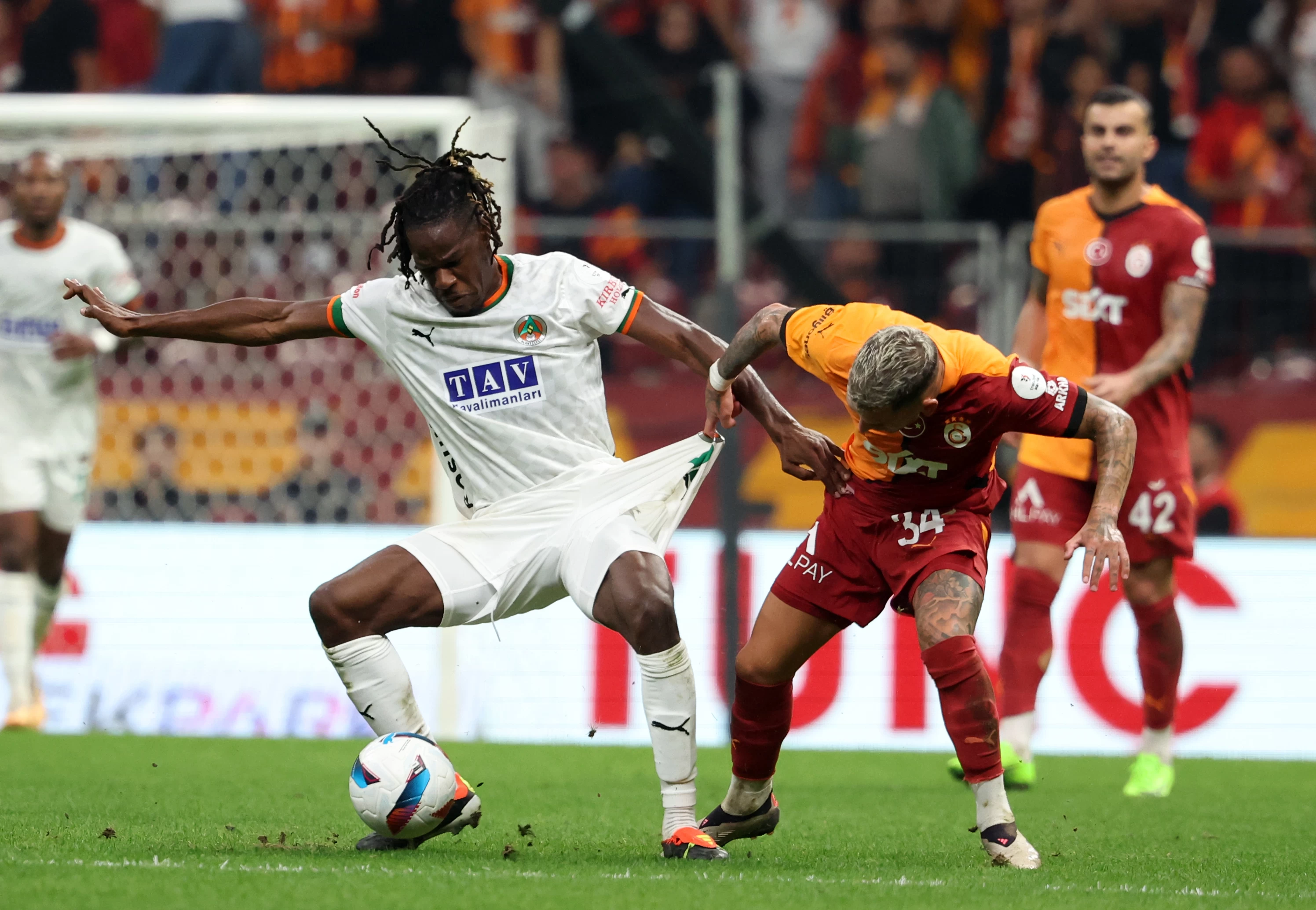 Galatasaray, Alanyaspor'u mağlup ederek puanını 22'ye çıkardı