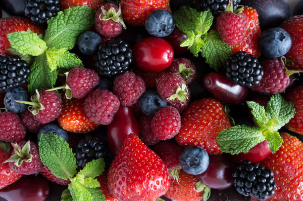 Çeşitli Taze Yaz Meyveleri Ve Meyveler Olgun Çilek Ahududu Böğürtlen  Kırmızı Çilek Erik Ve Bleberries Üst Görünüm Kırmızı Ve Mavi Yemek Arka  Plan Çilek Ve Meyveler Stok Fotoğraflar & Ahududu'nin Daha Fazla