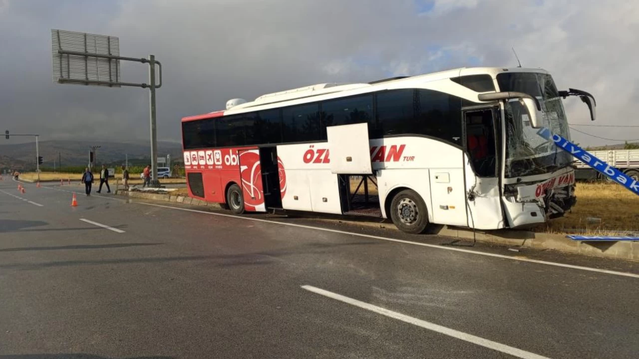 Otobüs ile traktör çarpıştı: 1 ölü, 1 yaralı