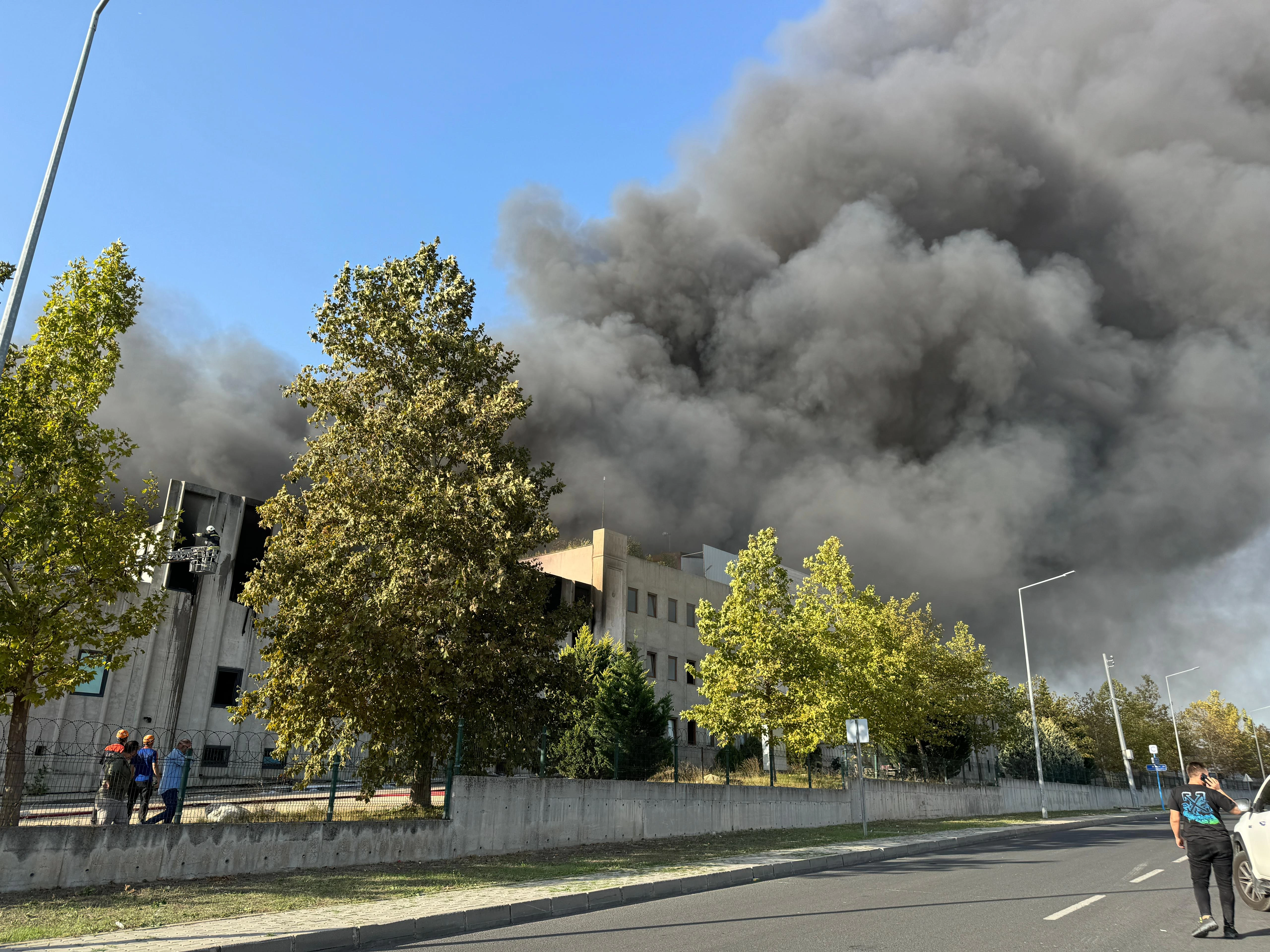 Tekirdağ'da fabrikada çıkan yangına müdahale ediliyor