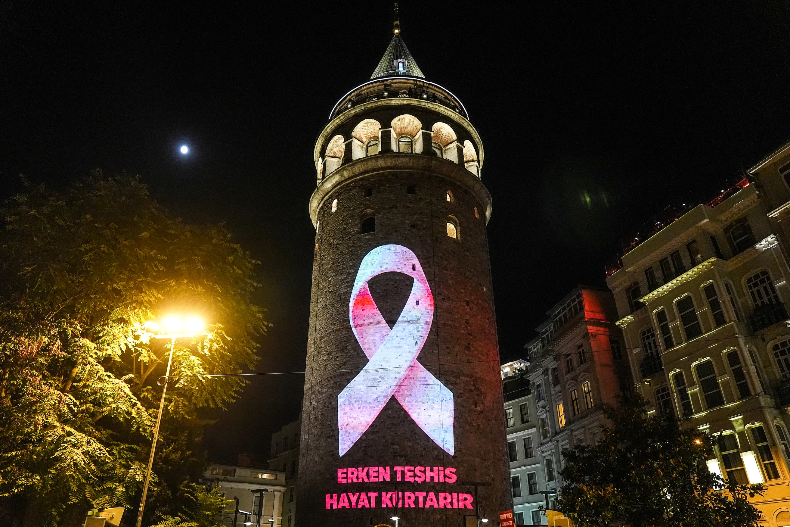 Galata Kulesi'ne pembe kurdele yansıtıldı