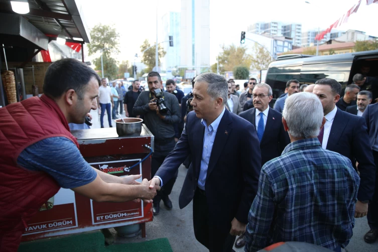 Bakan Yerlikaya Malatya'daki depremzedeleri ziyaret etti