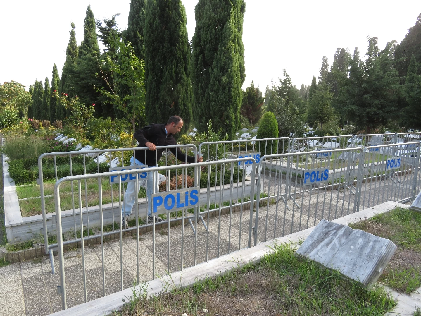 Polisten Cem Garipoğlu'nun mezarının etrafında bariyerli önlem