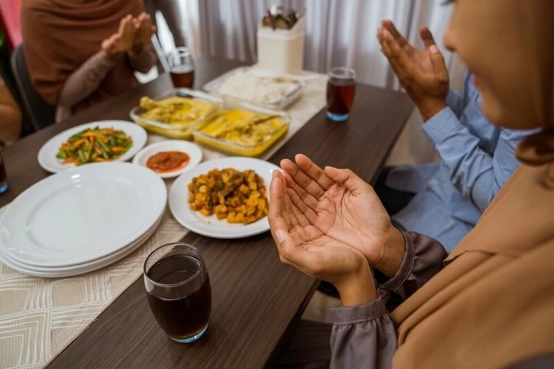 Yemek duası Türkçe ve Arapça okunuşu! Sofra duası anlamı