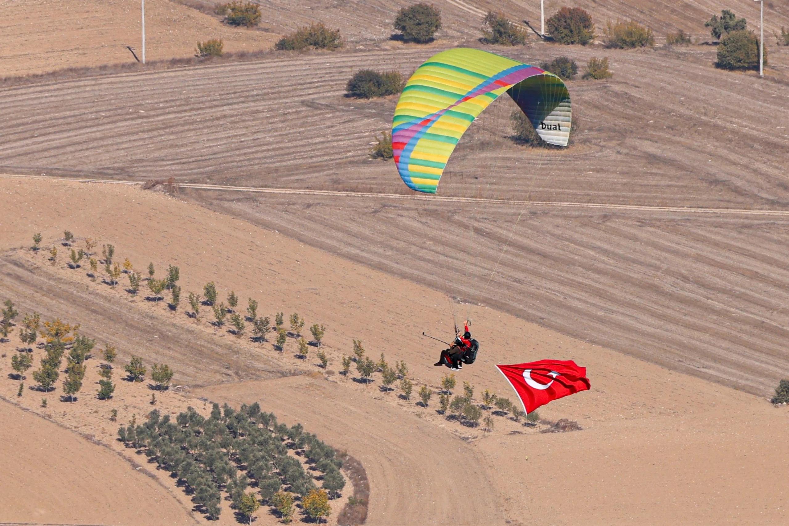 Gölpazarı'nda 101 yamaç paraşütçüsünden muhteşem 'Ata'ya saygı uçuşu