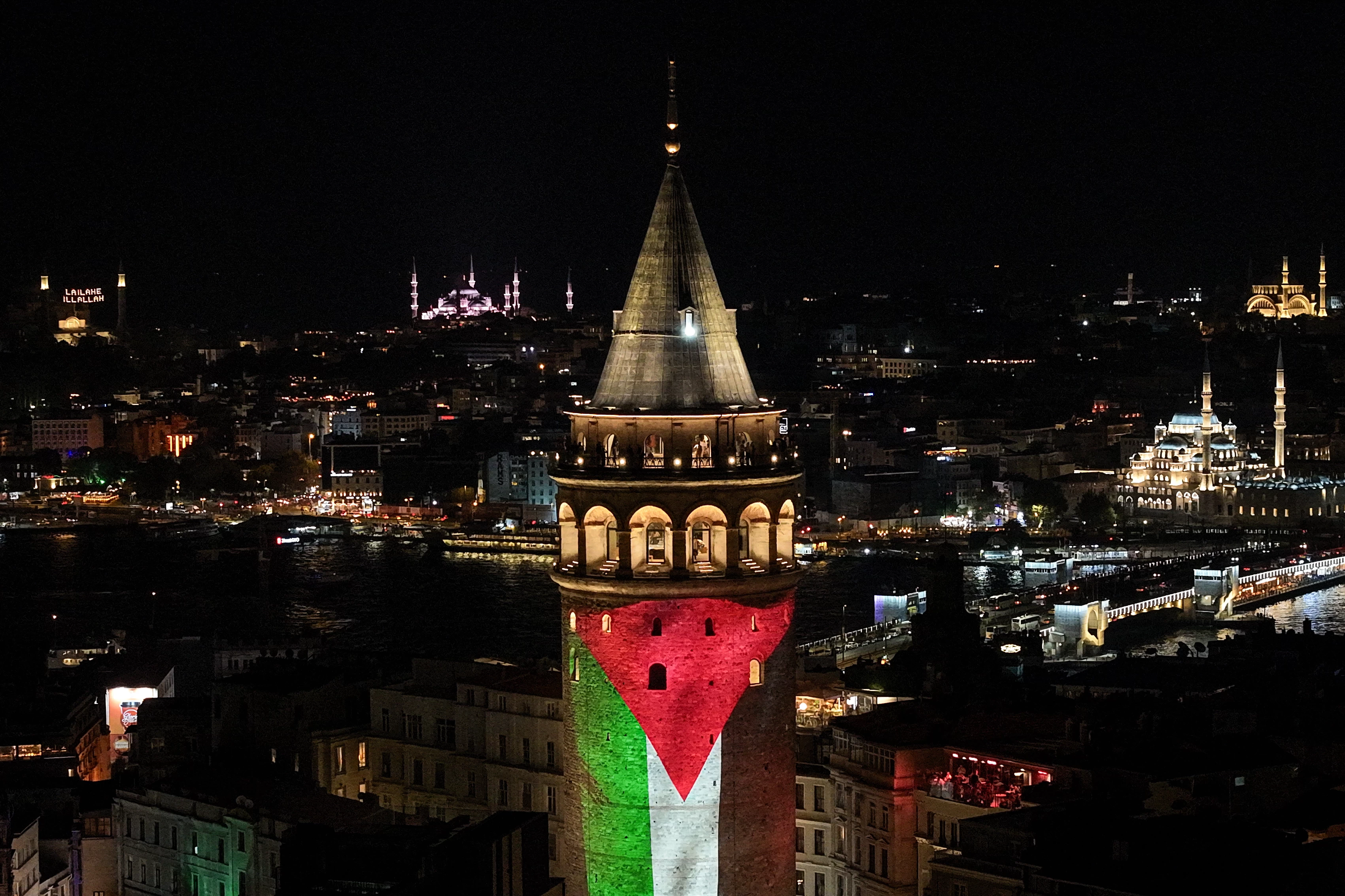 Galata Kulesi'ne Filistin Bayrağı yansıtıldı