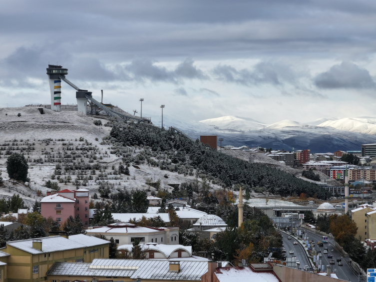 Erzurum'a mevsimin ilk karı yağdı