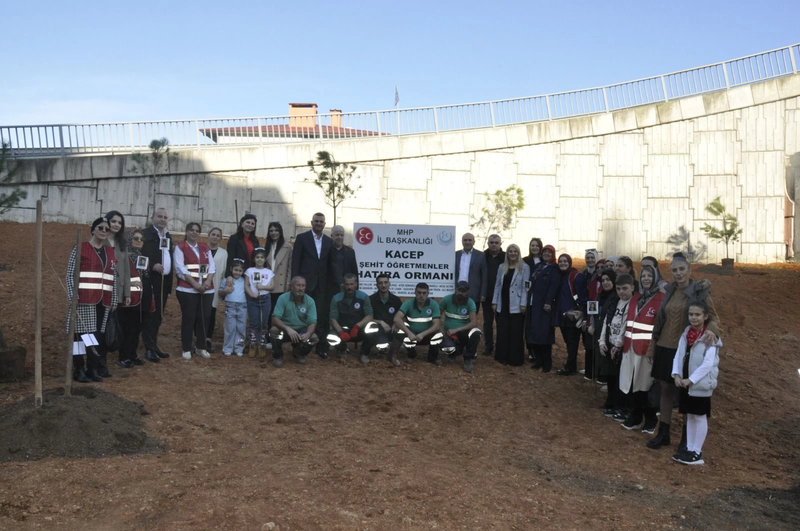 MHP Trabzon İl Başkanlığı, şehit öğretmenler için fidan dikti