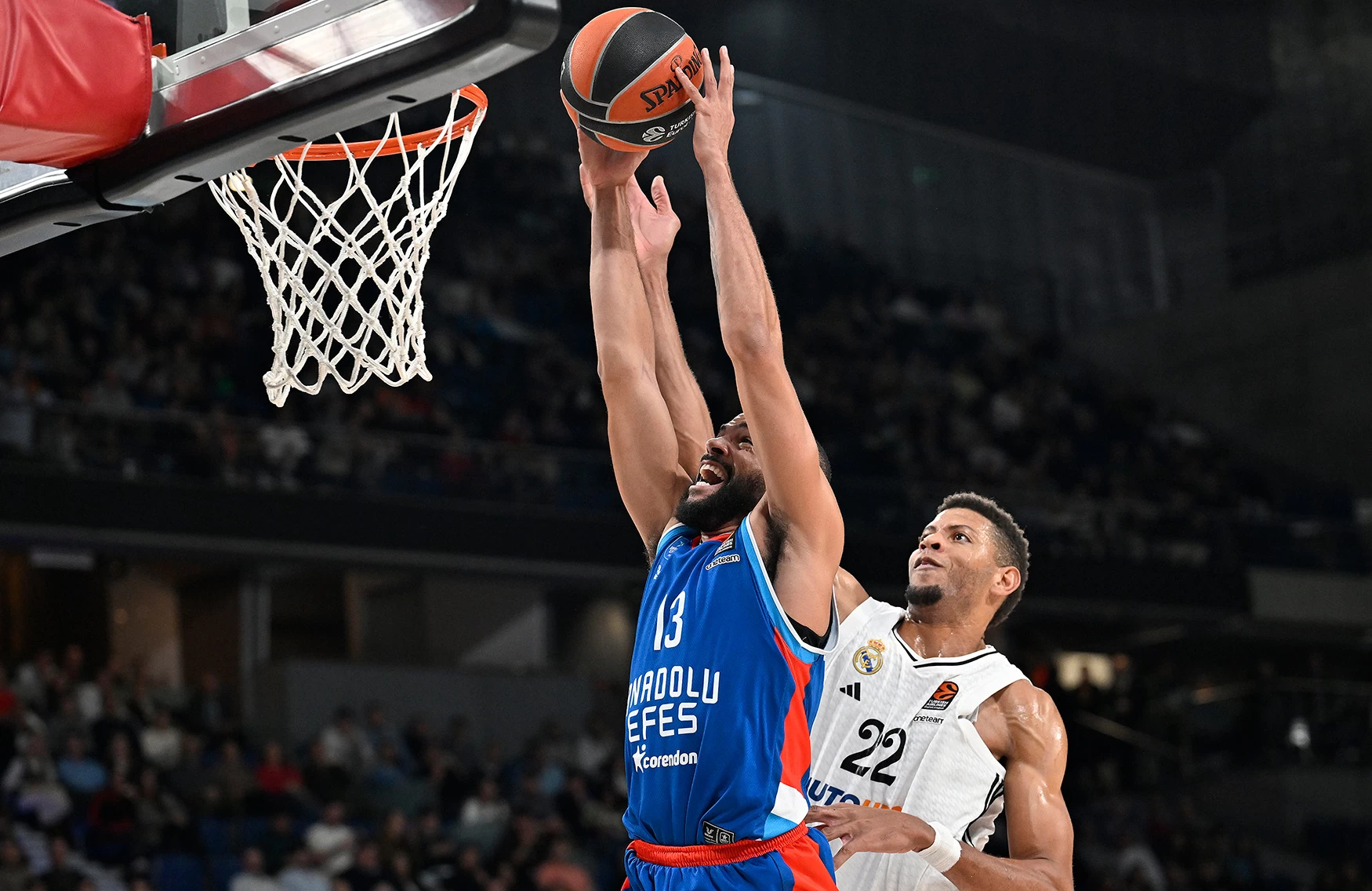 Anadolu Efes Avrupa Ligi'nde Real Madrid karşısında kazanmayı başardı