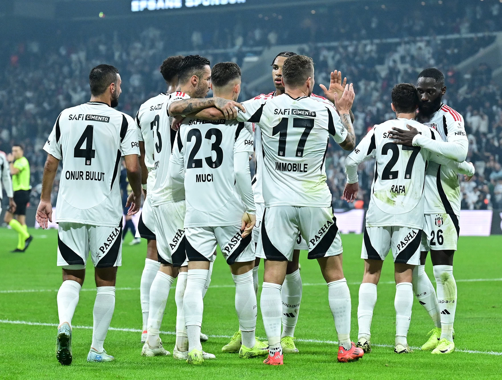 Beşiktaş Süper Lig'de Başakşehir'e konuk oluyor