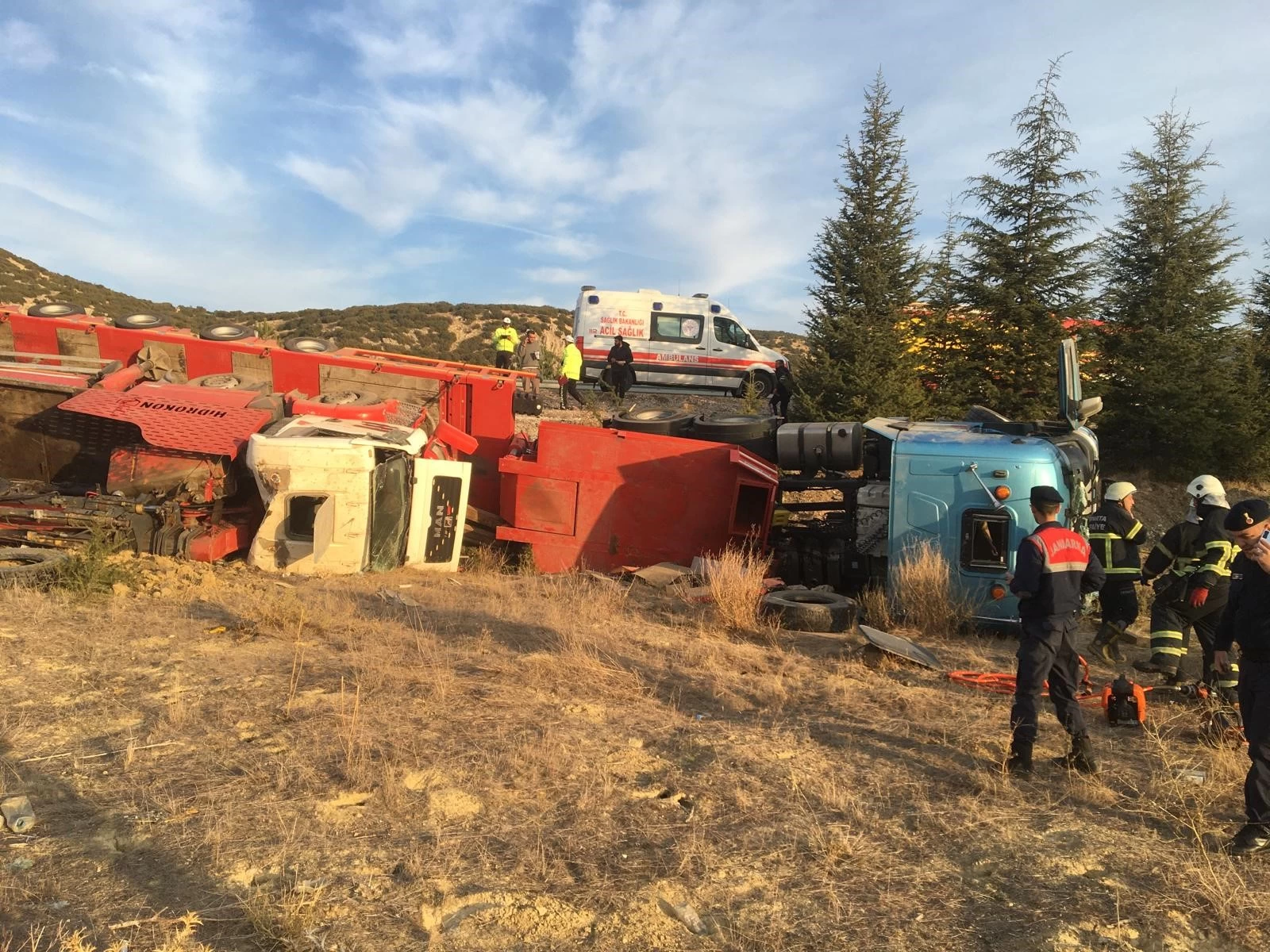 Isparta’da tır devrildi, sürücü hayatını kaybetti