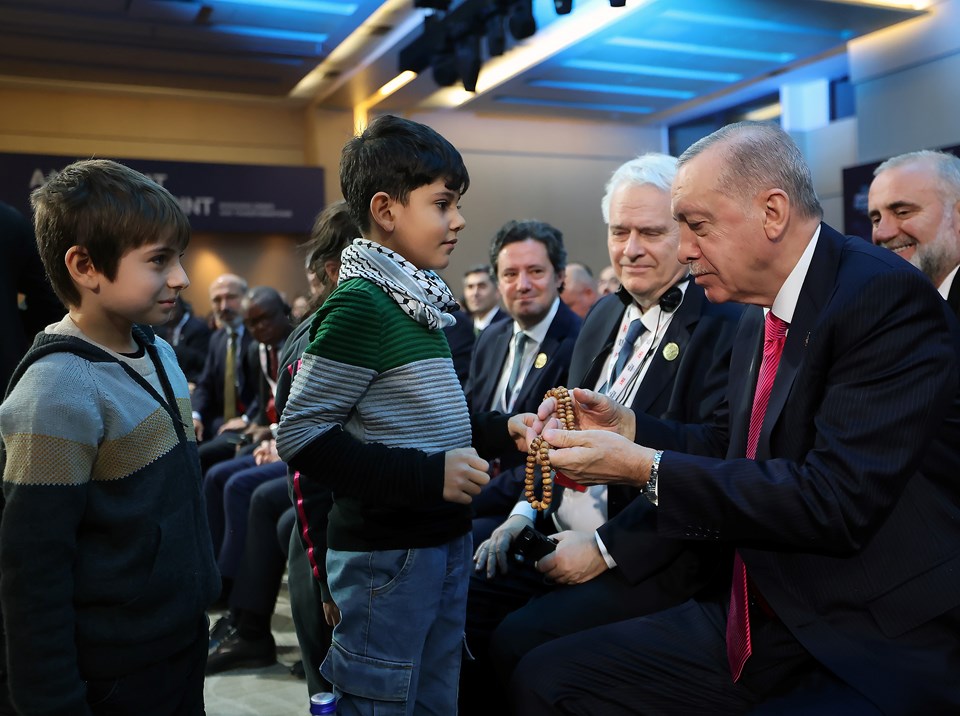 Cumhurbaşkanı Erdoğan'a, programda çocuklar tarafından tespih hediye edildi.