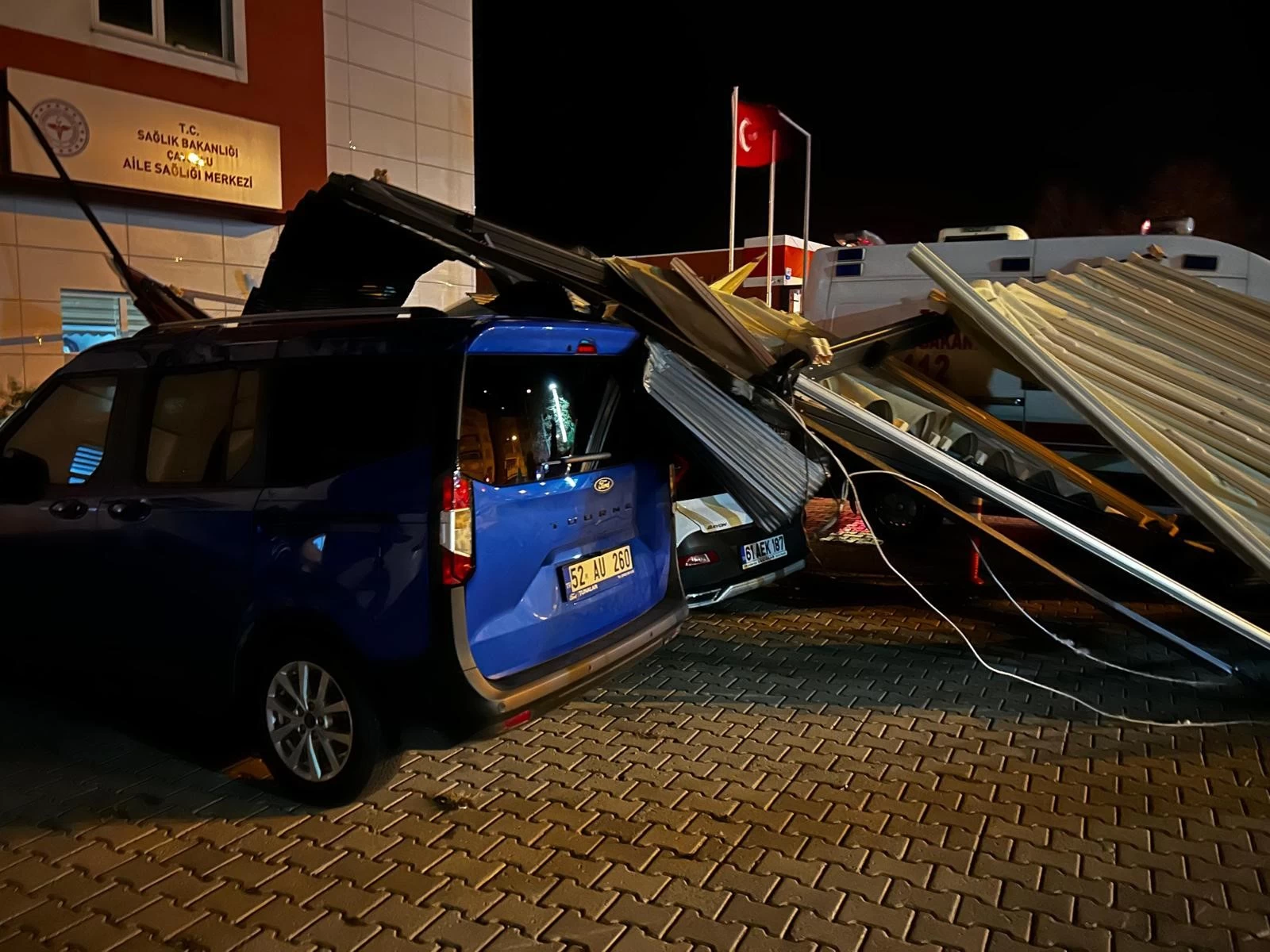 Fırtınada uçan çatı araçların üzerine düştü... O anlar kamerada