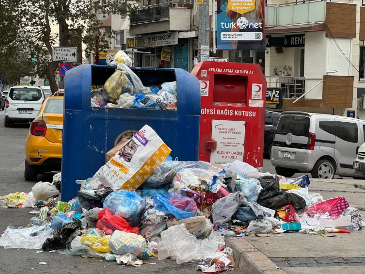 İzmir'de cadde ve sokaklarda çöp yığını oluştu!