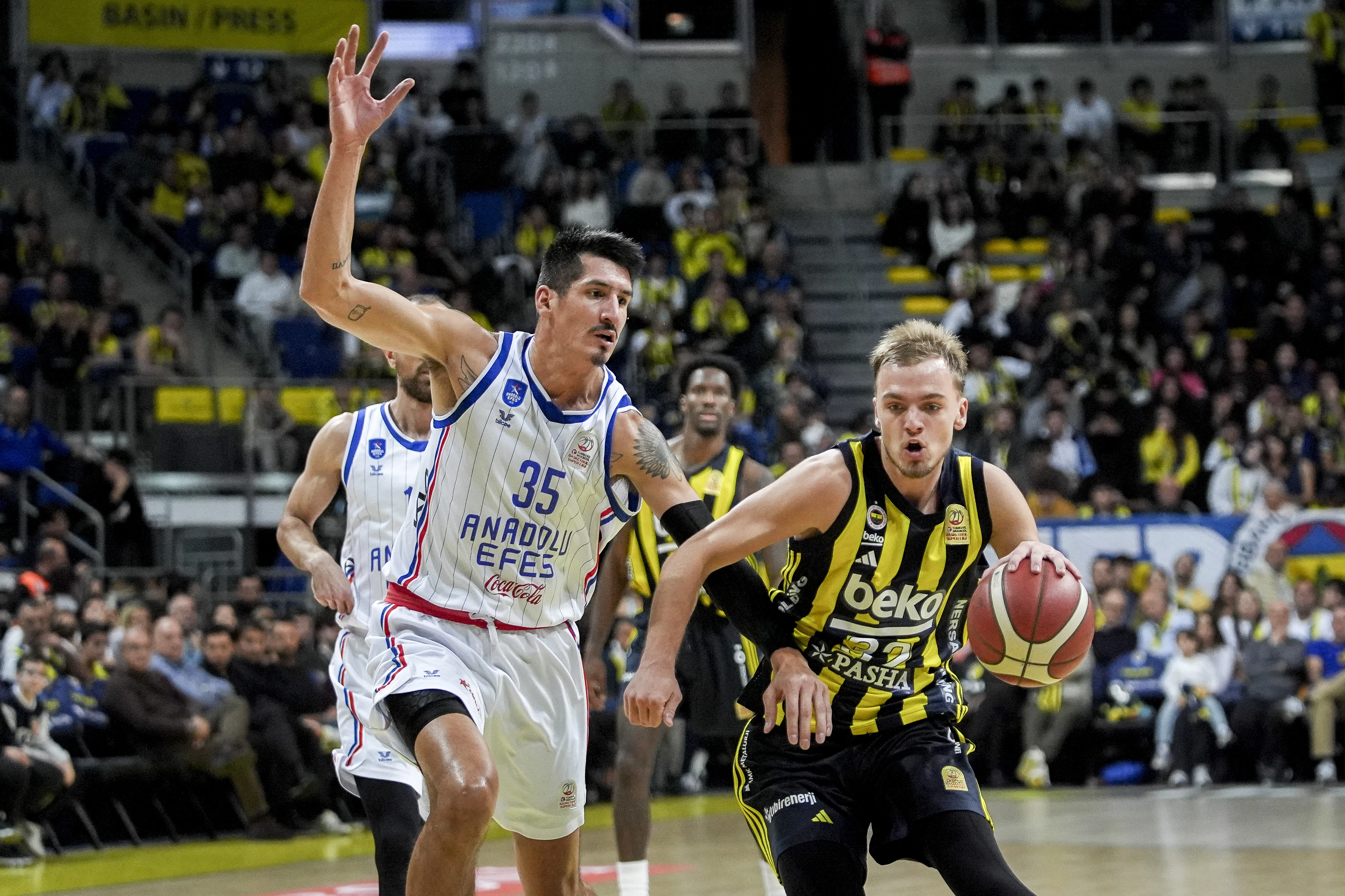 Fenerbahçe Beko potadaki derbide evinde Anadolu Efes'i mağlup etti