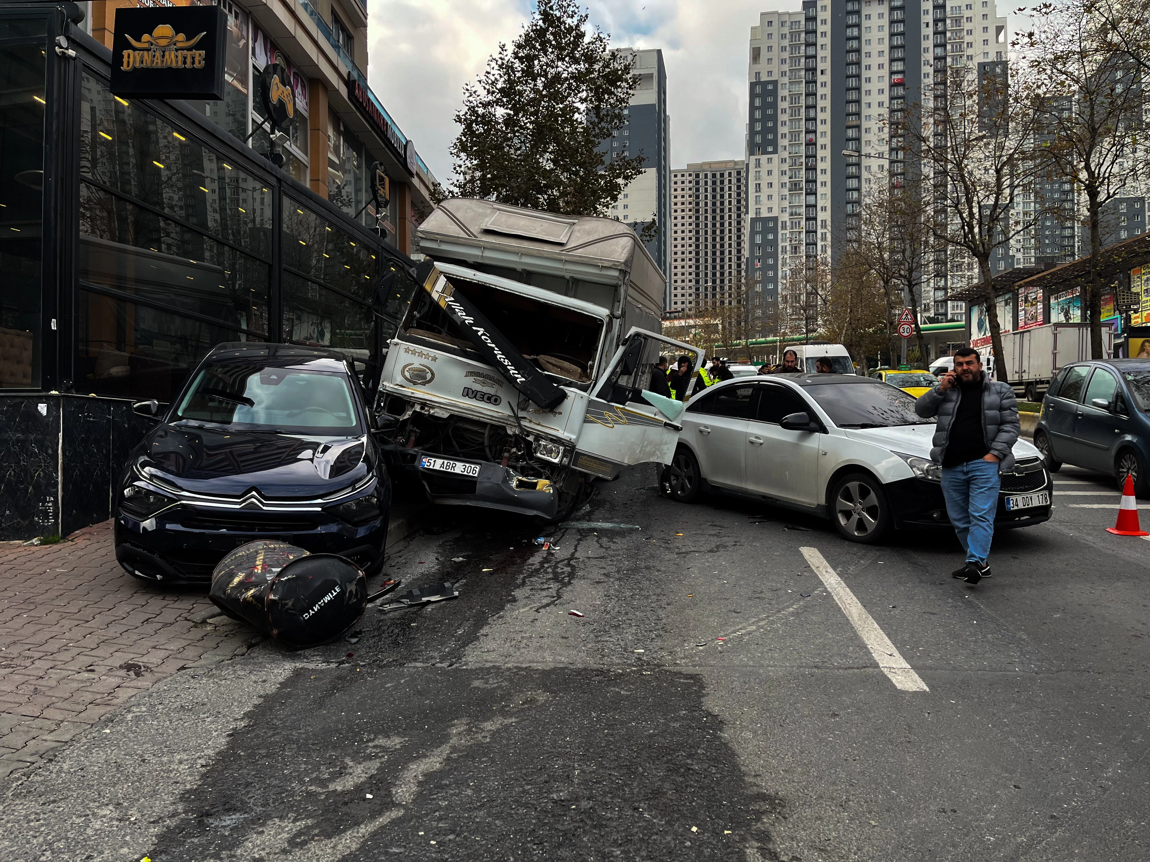 Freni boşalan kamyonet 5 araca çarparak durdu: O anlar kamerada